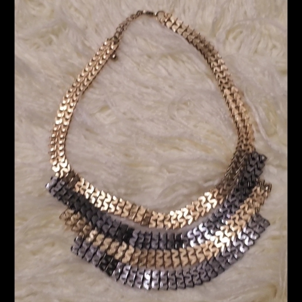 Goldtone Brass Layered Statement Necklace Set. Earrings n necklace 🌴